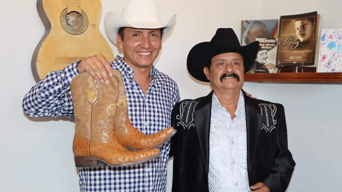 FOTO PRINCIPAL SJR Jesus Romero entrego su reconocimiento a Teodoro Bello